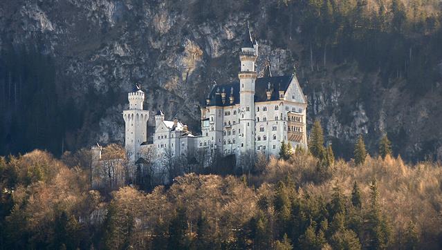 Der bayerische König Ludwig II baute das Schloss Neuschwanstein. Er lebte nur wenige Monate im Schloss, denn er starb noch vor der Fertigstellung der Anlage.